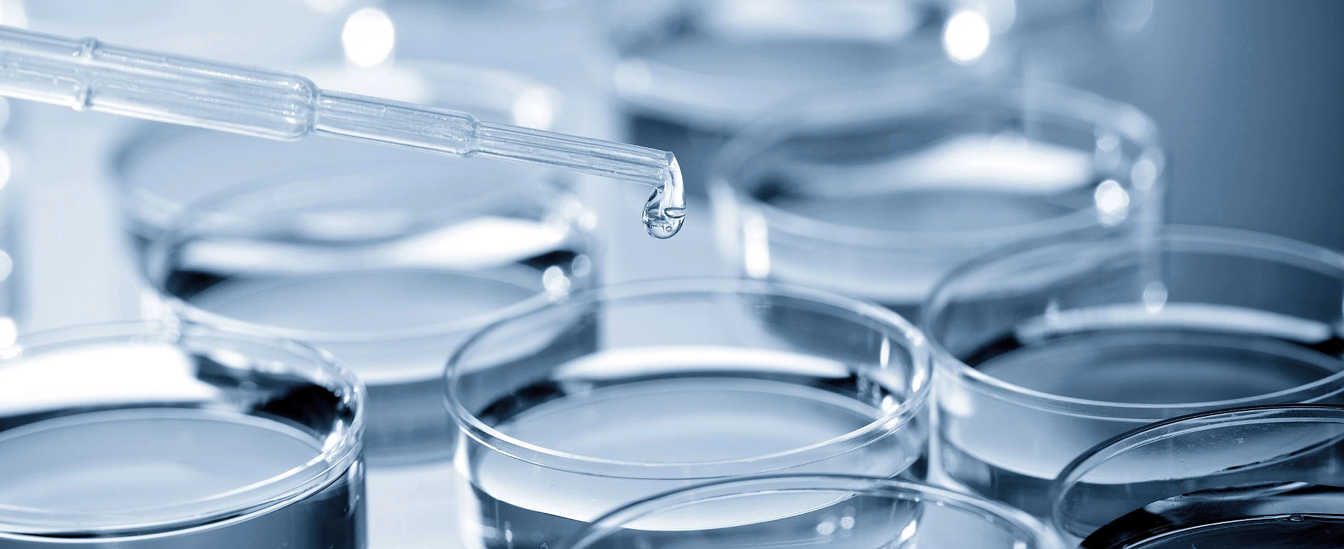Wassertropfen und Laborgefäße als Symbol für nachhaltiges Prozesswassermanagement.