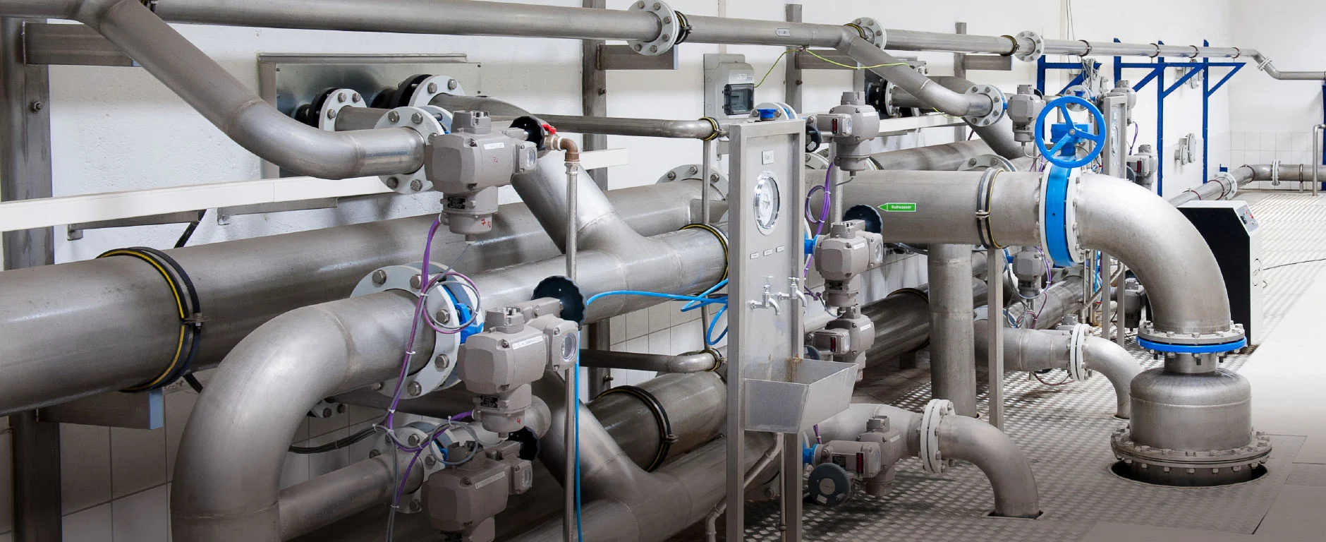 Rohrleitungen einer Trinkwasseranlage für Phosphate in der Wasserbehandlung.