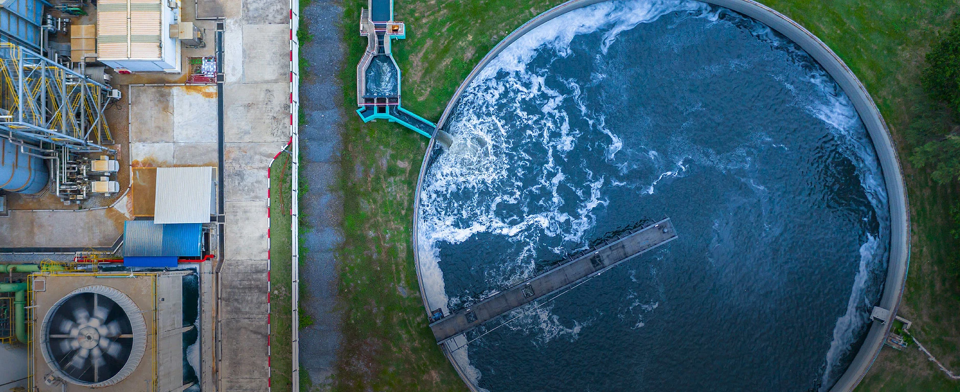 Kläranlage mit schäumendem Becken als Beispiel für industrielle Entschäumer.