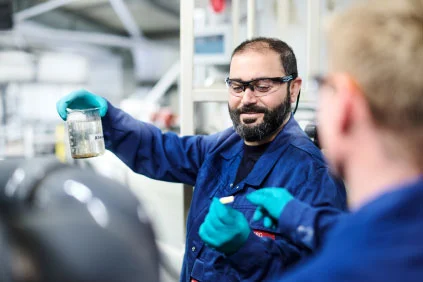 Fachkraft prüft das Wasser einer Industrieanlage.