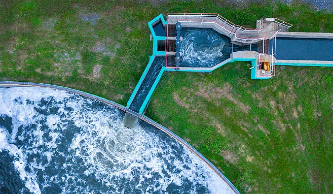 Kläranlage mit Wasserbecken als Einsatzbereich von Entschäumern.