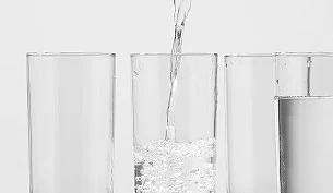 Glas mit Trinkwasser als Symbol für Trinkwasseraufbereitung mittels Härtestabilisatoren.